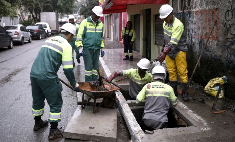 Ações de zeladoria, como pintura de guias e reparo de sarjetas, estavam na programação do Mutirão no bairro da zona norte