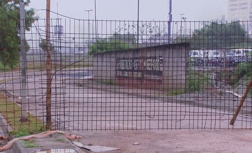 Devido ao fechamento por uma grade, moradores reclamam que precisam fazer um desvio a pé de 20 minutos para acessar a rodovia