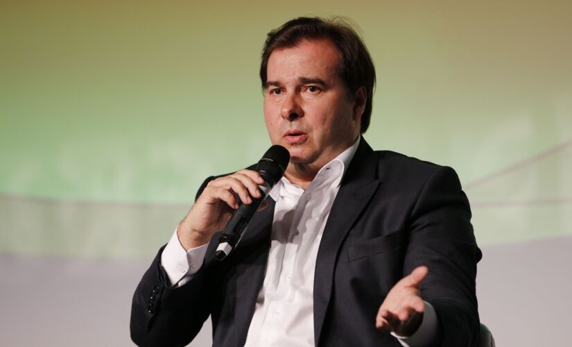 Um grupo de deputados, incluindo Rodrigo Maia, decidiu apresentar um novo projeto de reforma da Previdência