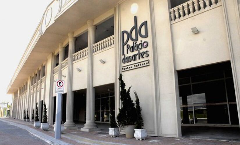 O Palácio das Artes fica localizado na avenida Presidente Costa e Silva, nº 1600, bairro Boqueirão na cidade de Praia Grande 
