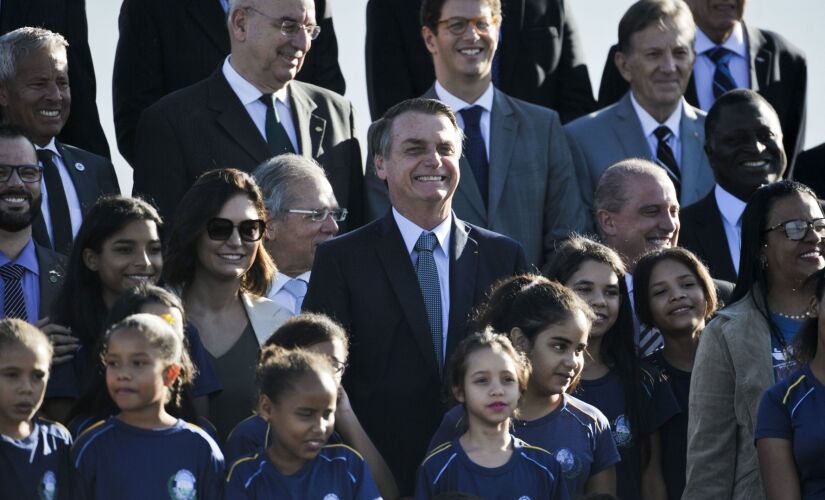 Jair Bolsonaro participou de cerimônia ao lado de crianças