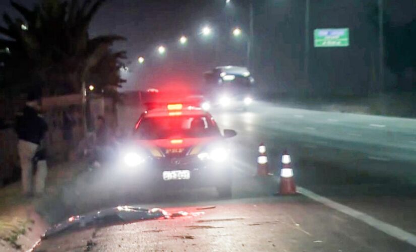 Garoto foi buscar uma bola no acostamento da rodovia; caminhão o atropelou e motorista fugiu do local do acidente
