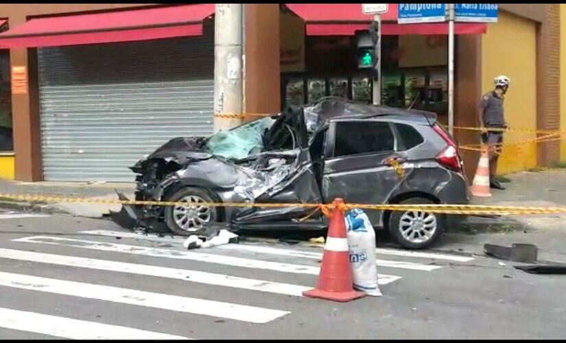Motorista parou o carro para o neto descer; veículo arrancou 
de repente e bateu em ciclista e em um outro carro