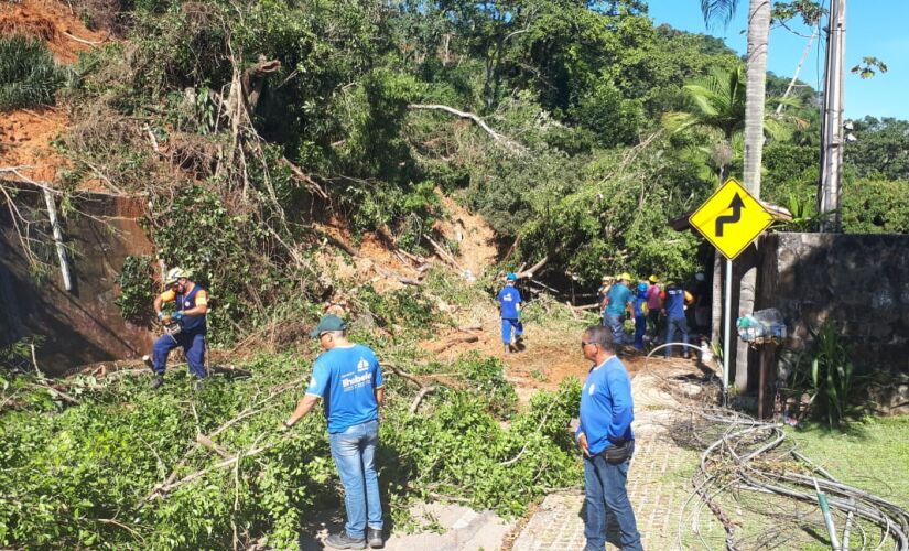 Funcionários da prefeitura trabalham na desobstrução da estrada no bairro do Piúva; não há previsão para liberação