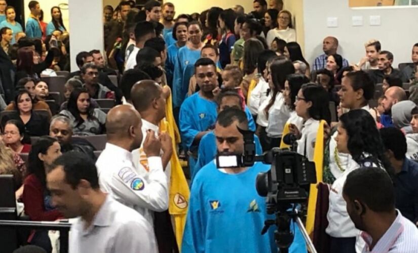 Fiéis da igreja adventista participaram de batismo dentro da Câmara Municipal de Itapevi, na Grande SP