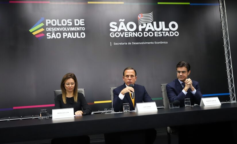 Na manhã de ontem, o governador também anunciou a criação de 11 polos de desenvolvimento 