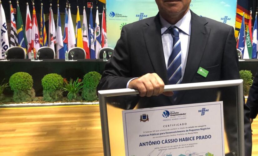 Prefeito Dr. Cássio Habice Prado recebendo prêmio do Sebrae-SP