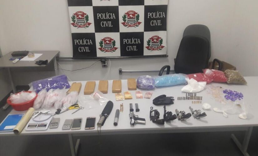 Drogas, armas e celulares foram apreendidos com os suspeitos na tarde da última quinta-feira 