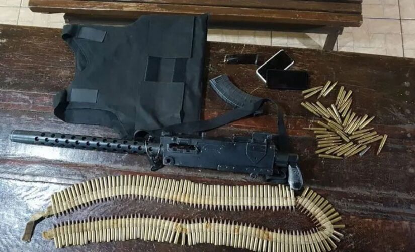 Policiais apreenderam uma metralhadora e outras armas 