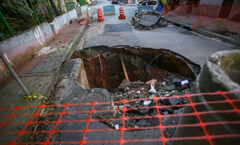 Buraco tem 10 metros de diâmetro e interdita o tráfego na região; cratera surgiu em dia de chuva e um carro caiu dentro dela
