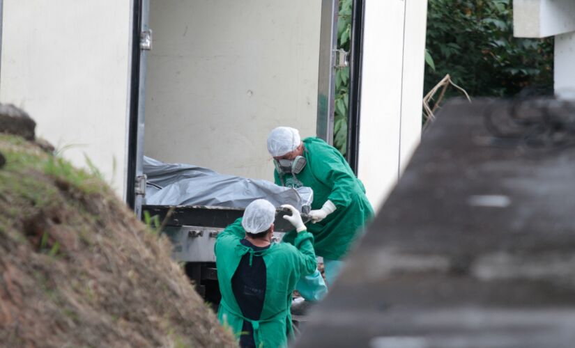 Na tarde de terça, funcionários do IML retiraram os corpos de vítimas do massacre em presídios