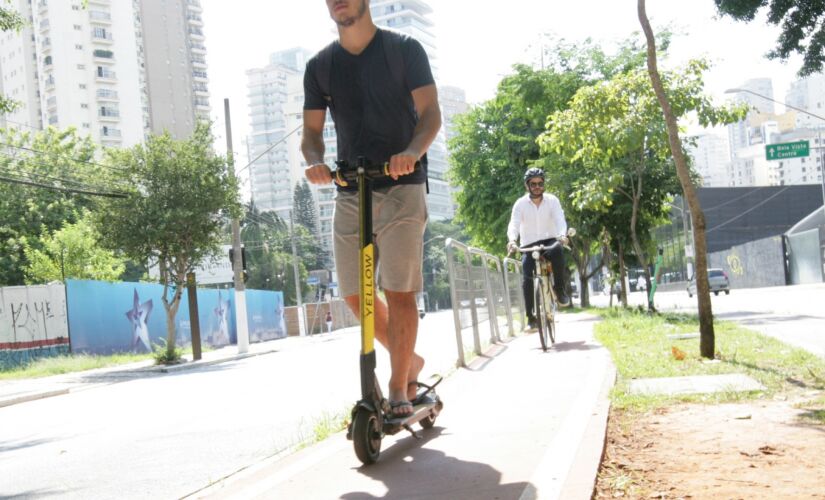 Prefeitura exige que usuários usem capacete, proíbe tráfego na calçada e prevê multa às empresas