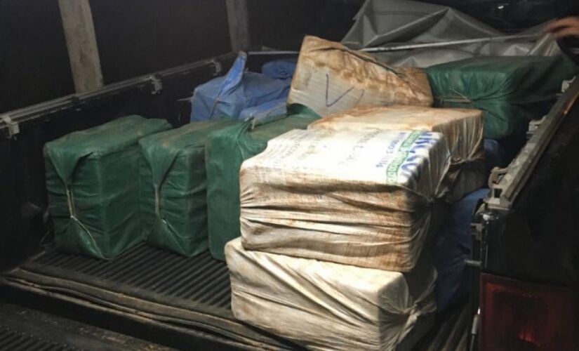 Parte da droga foi encontrada em uma caminhonete e outra parte 
estava enterrada em um esconderijo de chácara em Biritiba-Mirim