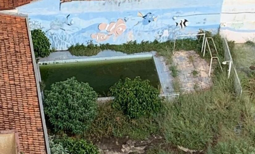 Casa com água parada no município; parecer diz que a medida é necessária por saúde pública