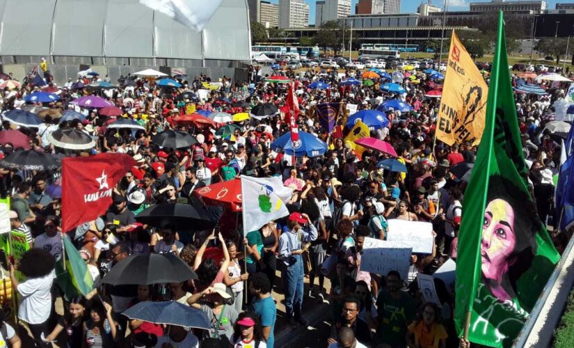 Manifestantes se concentraram na Biblioteca Nacional de Brasília
