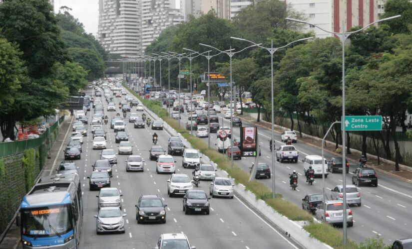 Os brasileiros gastam em média 1h20 para se deslocar diariamente, ou seja, 32 dias presos no trânsito por ano