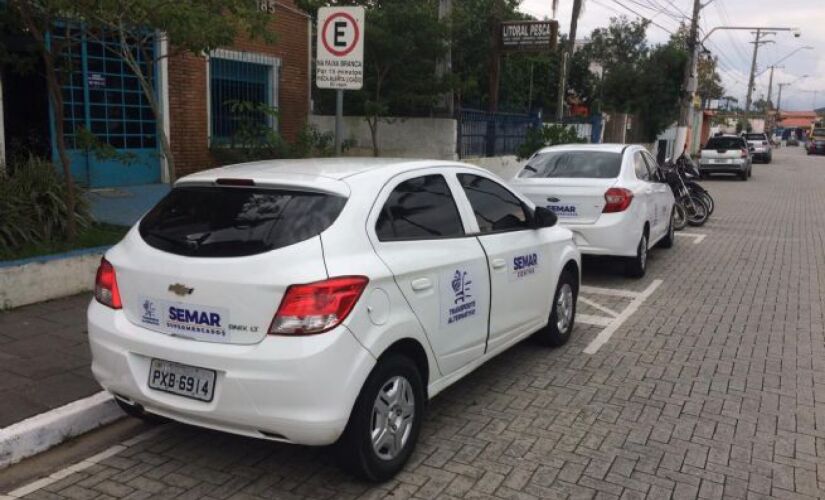 Veículos devem ser brancos, adesivados, ter seguro para terceiros e com motoristas uniformizados