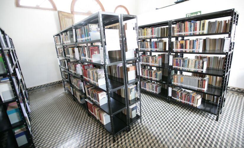 A biblioteca disponibiliza acesso gratuito à internet e também é um dos pontos turísticos da cidade 