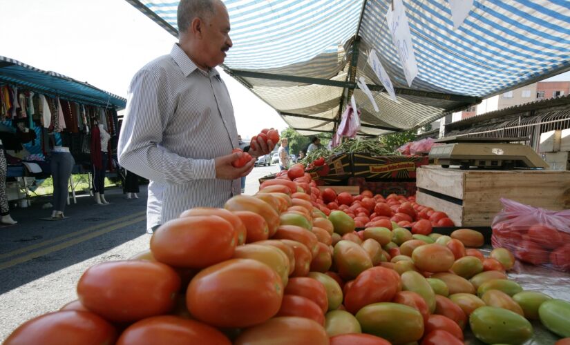 Segundo especialistas, a alta no tomate acontece por causa das fortes chuvas do começo do ano