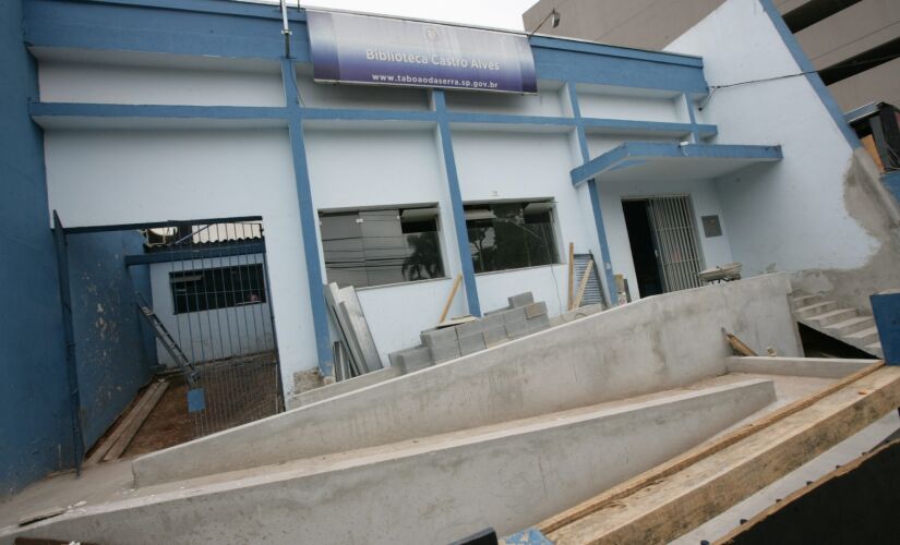 Biblioteca no centro recebeu pintura, serralheria nos corrimões, novas luminárias, entre outros serviços