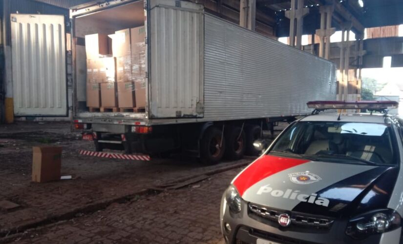 PM de Várzea Paulista apreendeu a carga roubada de cigarros dentro de um galpão abandonado em Várzea Paulista, no Interior