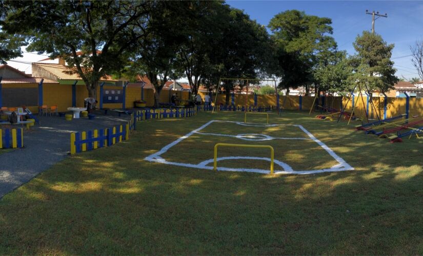 Os alunos do Centro de Educação Infantil Municipal (CEIM) Chapeuzinho Vermelho ganharam novos brinquedos para recreação