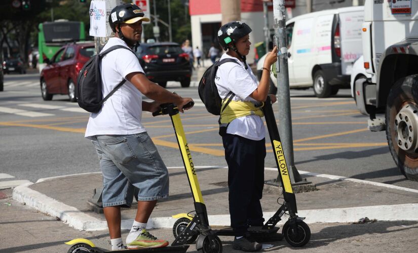 Circulação dos patinetes em calçadas continua proibida
