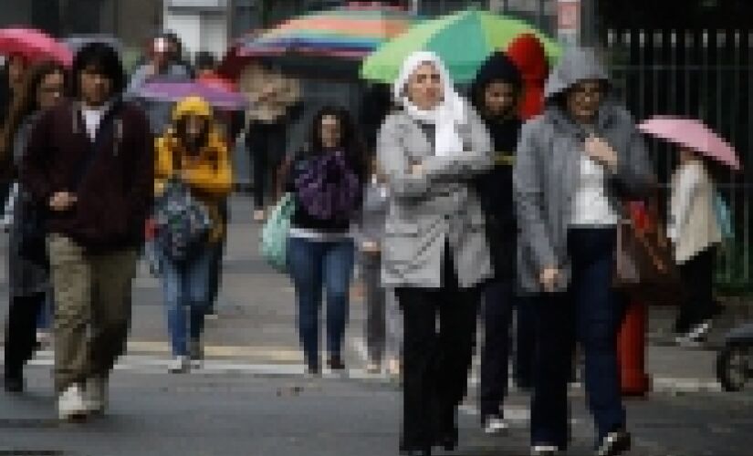 Pedestres se protegem do frio e garoa na avenida Paulista (arquivo)