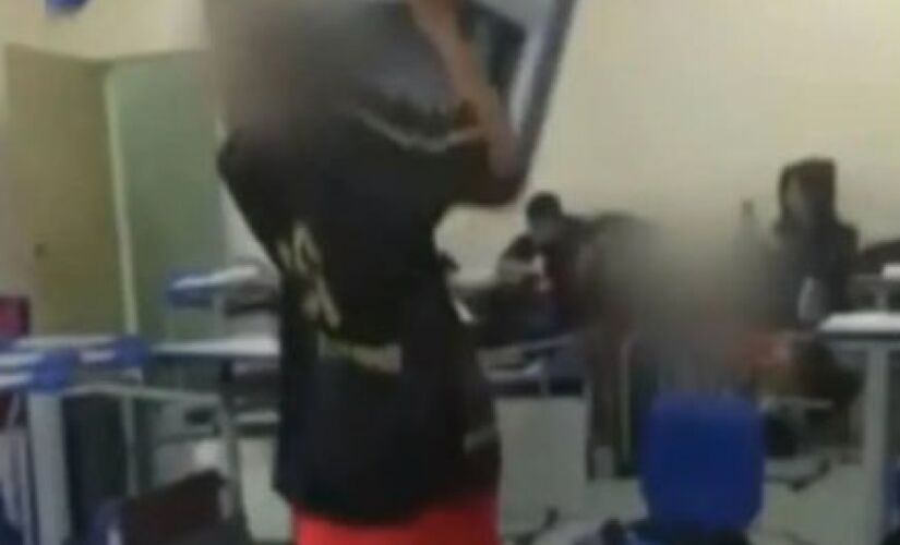 Aluno atira carteira em sala de aula na Escola Estadual Maria de Lourdes Teixeira, em Carapicuíba, na Grande São Paulo