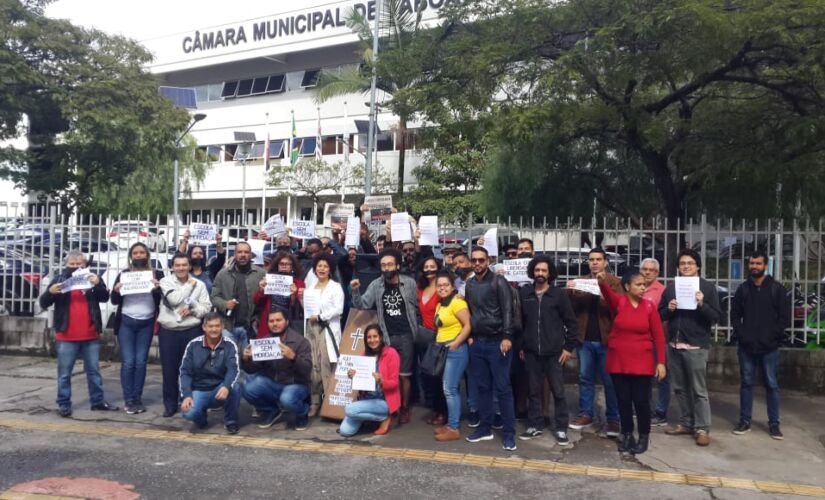 Grupo de professores protestou contra o projeto em frente à Câmara de Taboão nesta terça-feira