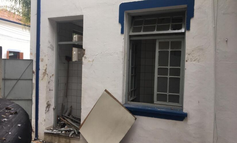 Artefato estava dentro de uma lata de lixo; segundo funcionários, houve um barulho muito forte e o prédio chegou a tremer 