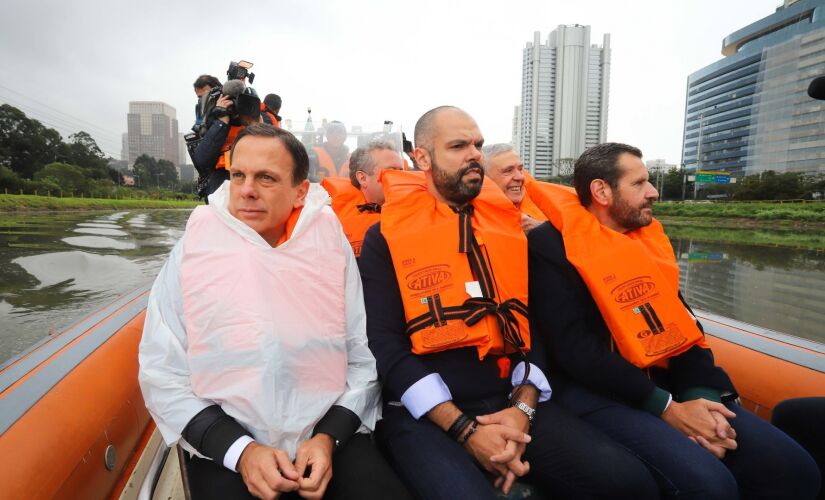 João Doria, Bruno Covas e Marcos Penido vistoriam  os testes com Ecoboats no rio Pinheiros