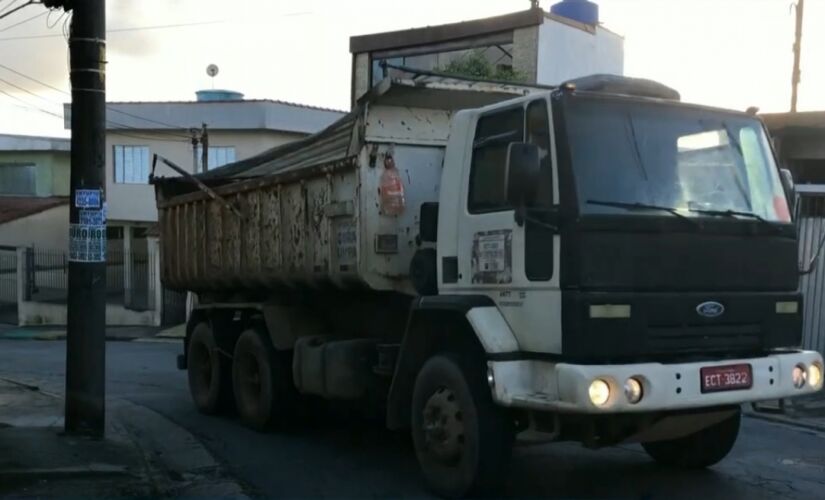 A rua no ABC facilita o trajeto dos caminhões, já que dá acesso 
ao rodoanel, mas os moradores reclamam de estragos