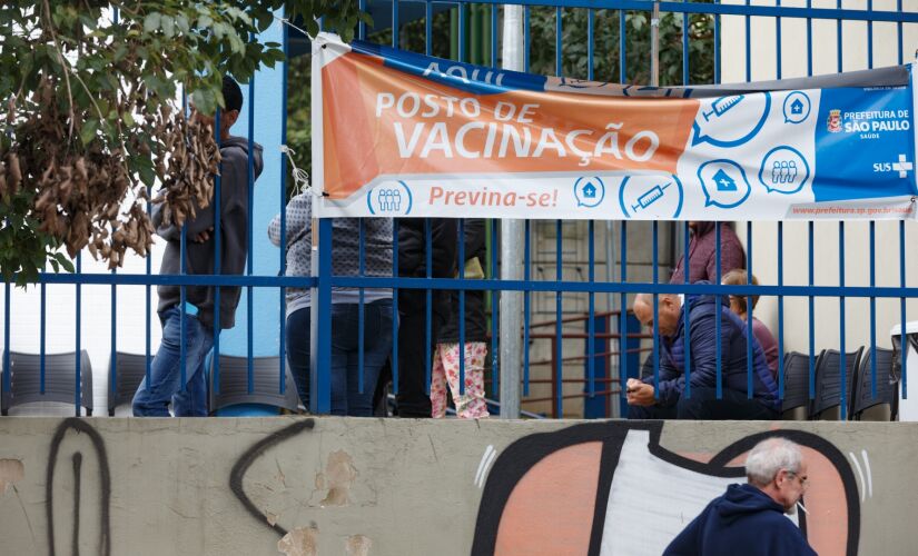 S&Atilde;O PAULO, SP, 05.06.2019 ? VACINA&Ccedil;&Atilde;O-GRIPE: Fila de pessoas para vacina&ccedil;&atilde;o contra a gripe, no UBS do Cambuci, em S&atilde;o Paulo, nesta quarta-feira (5). (Foto: