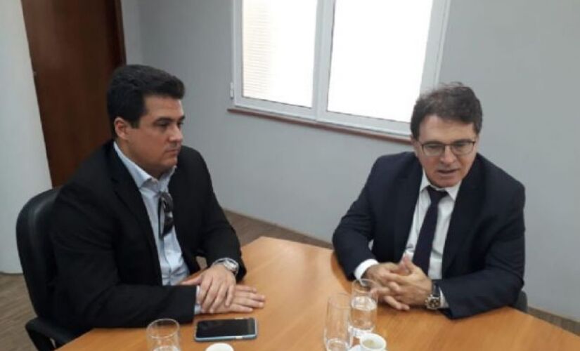 Prefeito Felipe Augusto durante reunião com Vinicius Lummertz, secretário do Estado da Saúde