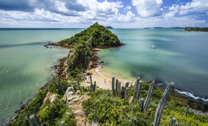 Em julho, as temperaturas ficam mais amenas em Búzios ideais para curtir as mais de 20 praias e fazer passeios de barco e escunas, mergulhar e praticar esportes náuticos, surfe e stand up paddle