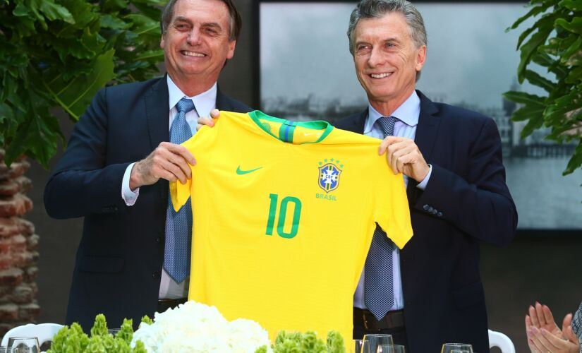BUENOS AIRES, 06.06.2019 -  BRASIL-ARGENTINA - O presidente Jair Bolsonaro posa com uma camisa da sele&ccedil;&atilde;o brasileira ao lado do colega Mauricio Macri durante encontro na Casa Rosada, em Buenos Aires, nesta quinta-feira (6). (Foto: )