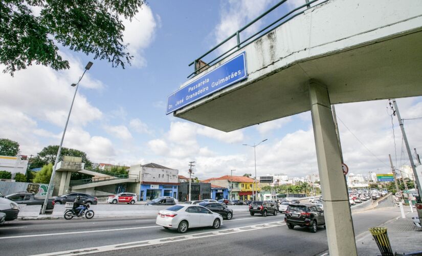 Com a falta da passarela desde fevereiro de 2018, há quem arrisque atravessar pelo meio da via