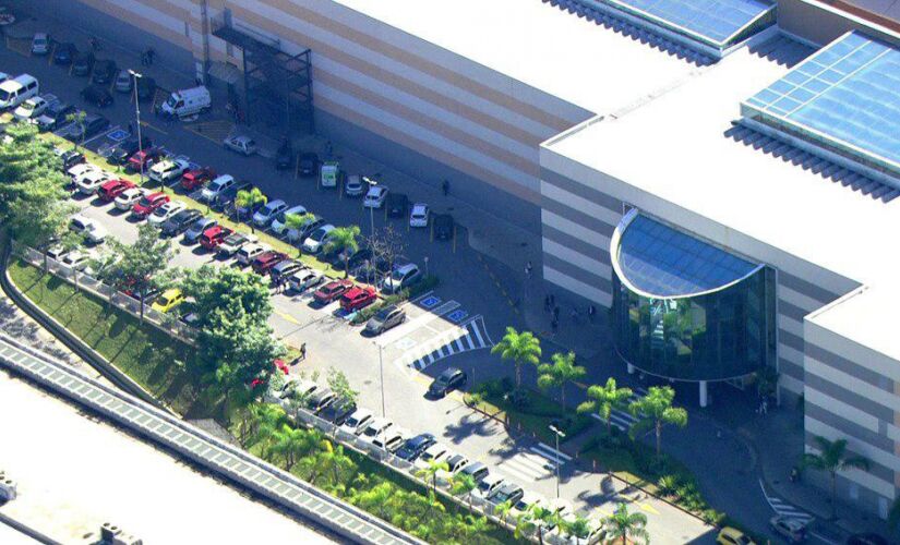 Assalto no shopping foi anunciado por volta das 10h50; o grupo teria baleado um segurança terceirizado e fugido em seguida