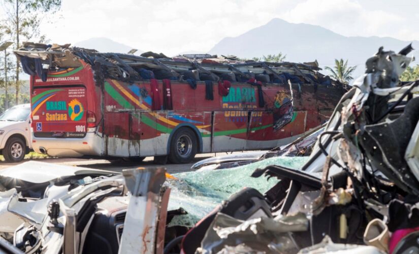 O ônibus fretado retornava de uma excursão a Campos do Jordão e capotou no km 31,6 da rodovia Floriano Rodrigues Pinheiro