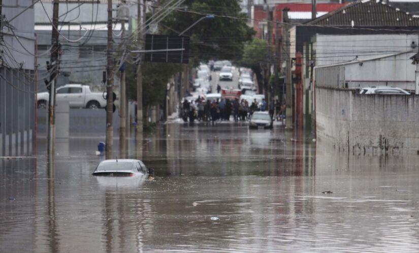 Forte chuva em março causou alagamento na avenida Goiás, em São Caetano do Sul, no ABC