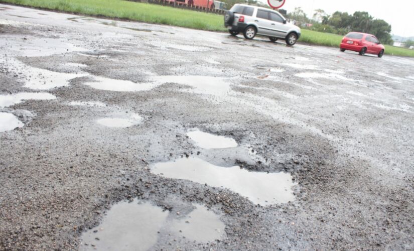 Buracos na av. Tancredo de Almeida Neves tem causado problema