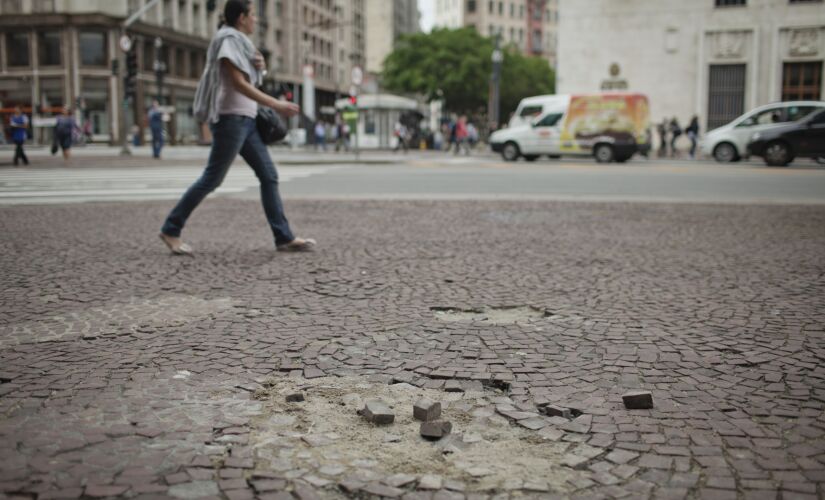 Calçamento de pedras portuguesas em mau estado de conservação no centro da capital paulista