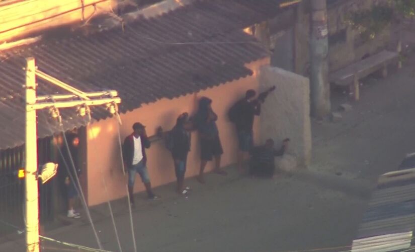Policiais militares e traficantes se envolveram em uma intensa troca de tiros no início da manhã de ontem,  na Cidade de Deus