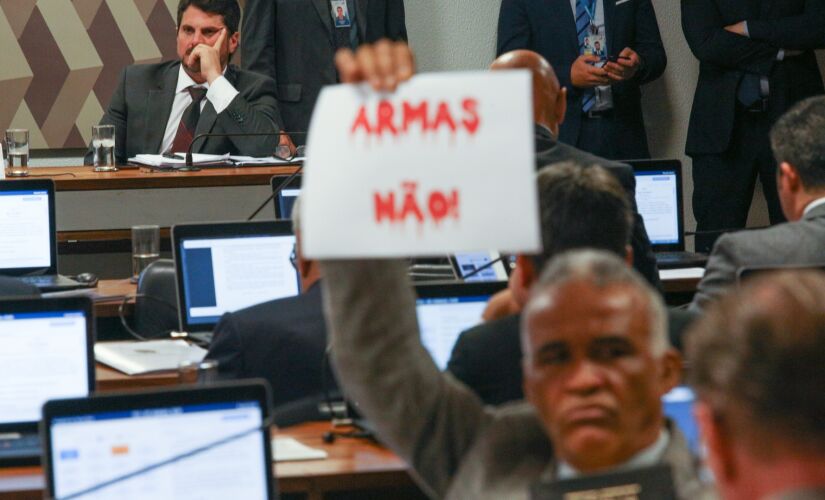 Deputado  Sargento Isidoro (Avante-BA) protestou durante a sessão  na CCJ nesta quarta-feira 