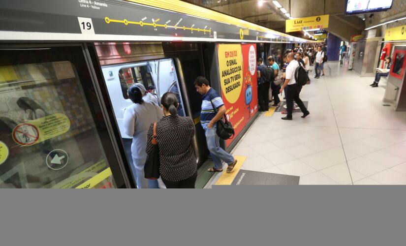 As portas deverão ter 2,10 metros de altura, sensor de presença e transparência mínima de 70%