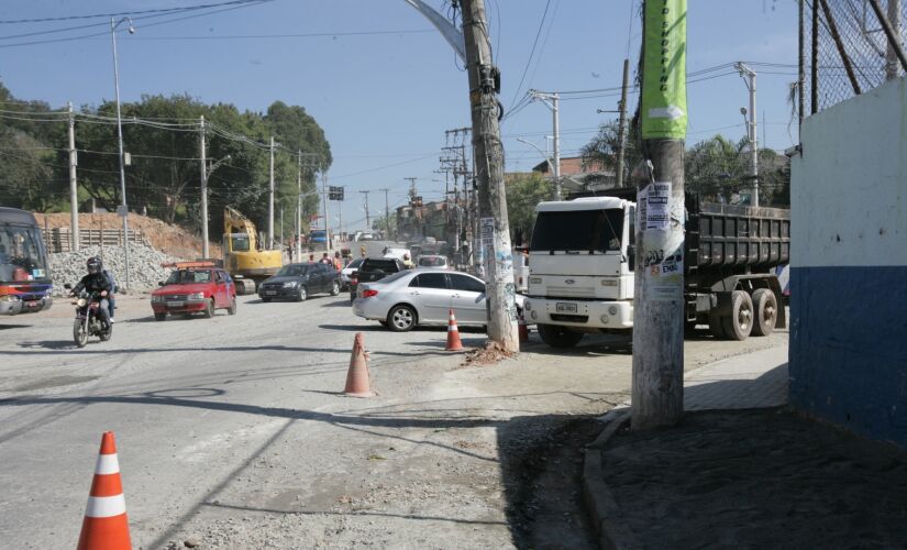 O serviço só foi feito no dia 20, mas de maneira incompleta, já que três postes permanecem na via
