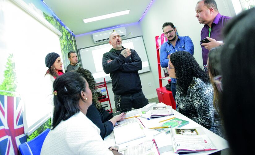 Apresentador do Master Chef conversou com alunos de inglês do Programa Cidadão Bilíngue, da Prefeitura de Itapecerica