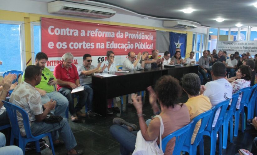 Representantes das centrais sindicais e estudantes da Baixada Santista realizaram coletiva de imprensa na quarta-feira