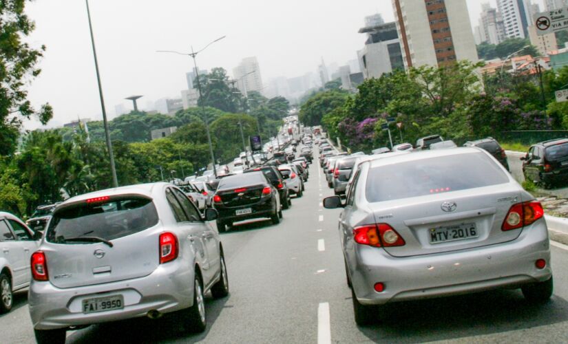 Normalmente, automóveis com placa final 9 e 0 não podem circular no centro expandido às sextas